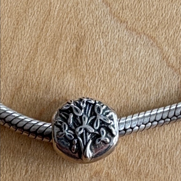 Chamilia January Snowdrop charm - Picture 2 of 6